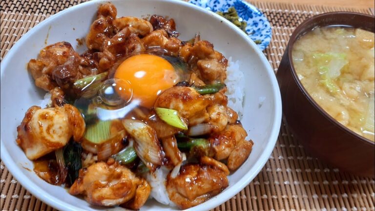 【一汁一飯】鶏ネギ味噌丼と白菜と油揚げの味噌汁の作り方！