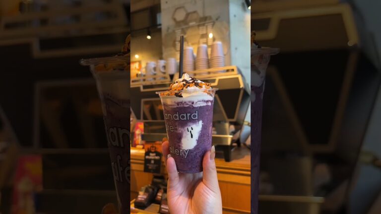 【ハロウィン限定メニュー🎃】BOO! ブルーベリースムージー🫐ブルーベリーの冷たいスムージーがスッキリとした味わいで濃厚生クリームとチョコの相性も抜群！ #居心地いい空間 #halloween