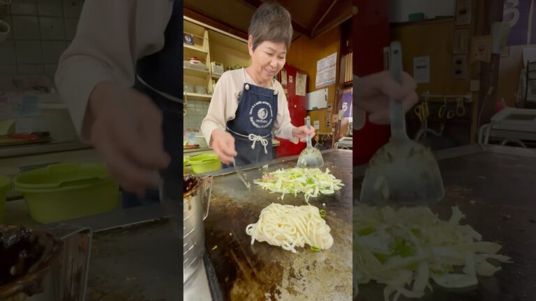 昔から海軍の街で栄えたエリアではお好み焼き屋さんが多くて細麺のうどんを使ったお好み焼きが主流で呉の食文化である呉焼きを提供するお店