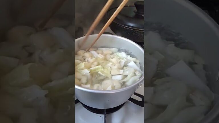 おかずになる味噌汁を作ります、白菜と油揚げと生姜の濃厚味噌汁