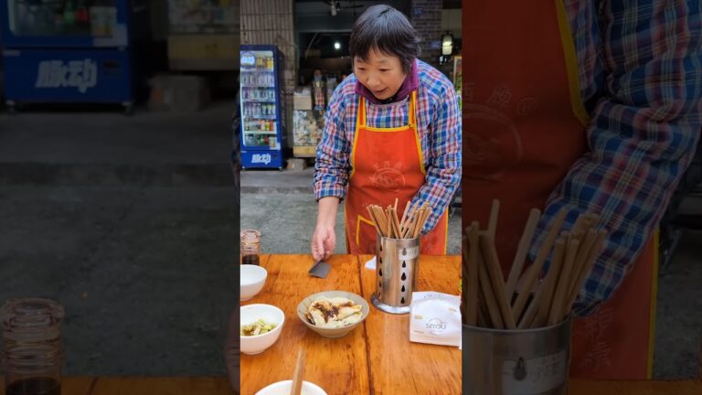 【四川料理の聖地へ！】成都の老舗麺屋で雑醤麺をすする！実は担担麺はあまり食べないのです #shrots