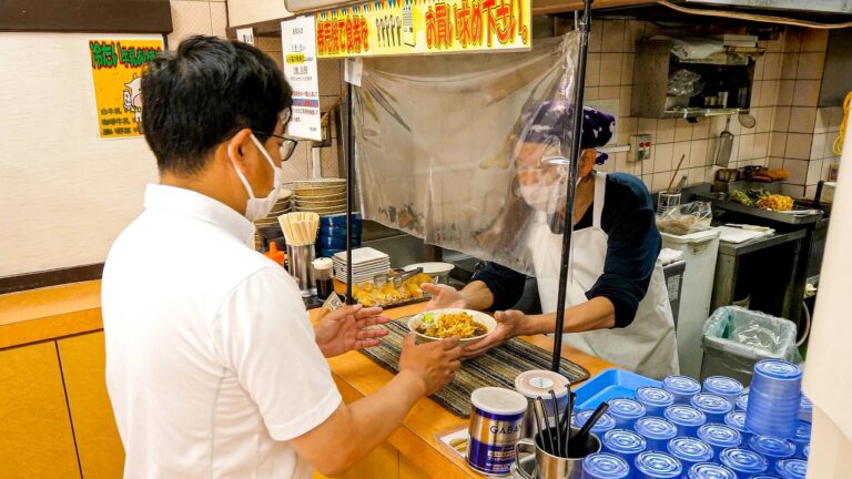 コスパ最強。サラリーマンが押し寄せる２４時間営業の立ち食い蕎麦屋に密着