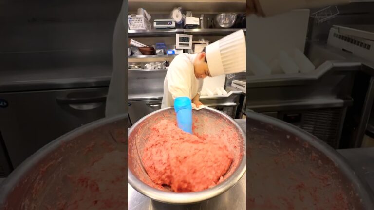 【黒毛和牛100%のハンバーグ×希少部位ステーキ】ミート矢澤の「矢澤コンボ」の調理現場に密着！