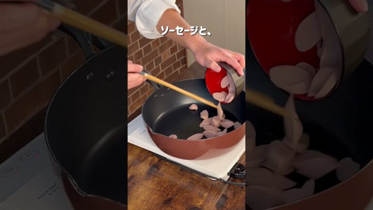 ご飯が止まらない！じゃがいもの甘辛煮🥔今回は、じゃがいもと魚肉ソーセージで作る、ご飯が進む甘辛煮をご紹介します🍚ホクホクのじゃがいもに甘辛いタレが染み込んで、一度食べたら止まらない美味しさ✨