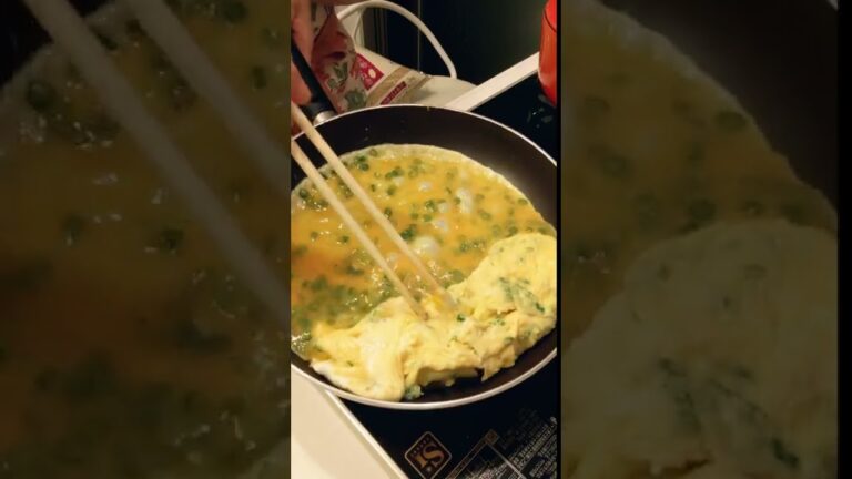 【この日の晩ごはん編🌝】フライパンでネギ入り卵焼き♫#shorts