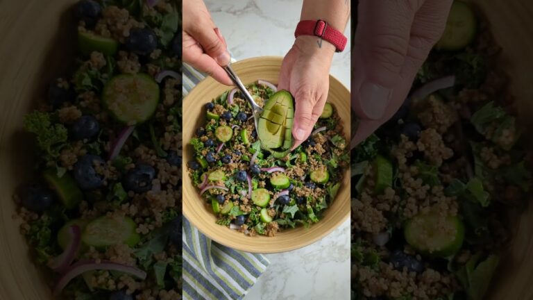 自家製ドレッシングのブルーベリーケールサラダ