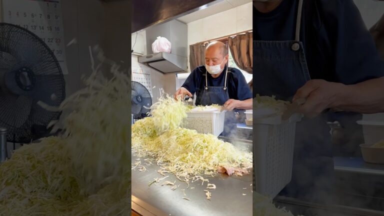 キャベツ3玉以上使用！爆盛り広島風お好み焼き　#japanesefood #asmr #広島グルメ