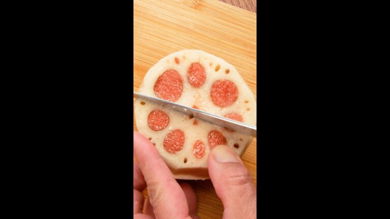 【ただ、れんこんの穴に詰めるだけ♡】まーお酒が進む！超簡単絶品おつまみレシピ / Lotus Root Chips with Mentaiko #shorts