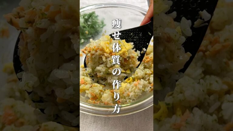 ＊材料＊（２食分）ご飯　300g卵　１個塩鮭（甘口）　1切れ青のり　大さじ1白だし　小さじ2 作り方は動画で#ダイエットレシピ　#タンパクおにぎり　#おにぎりレシピ #食べ痩せ