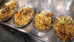 岡山）脱サラ32歳イケメン店主が作る常連が離れられないガツ盛り鉄板屋台が最高すぎた。。