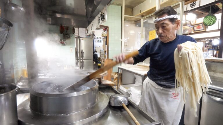 創業約４０年。７７歳と７６歳の２人の職人で営む早朝から始まる平凡な１日｜Japanese Artisan Udon：４０ Years of Handmade Tradition