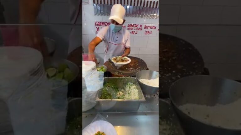 メキシコのタコス屋。Amor y Tacos desde 1958 CDMXという人気のお店です。スタッフの手際の良さと美味しさが際立ってます。#メキシコ #メキシコシティ #タコス #shorts