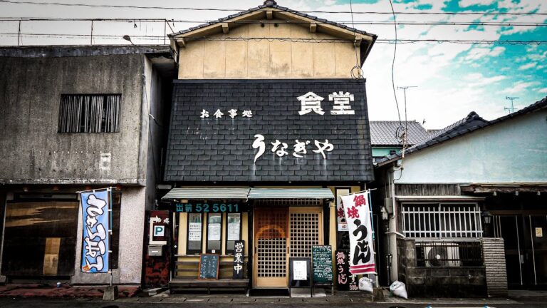 【大正創業】昔ながらの食堂で食べる安くて豪華な鍋焼きうどん。うなぎや
