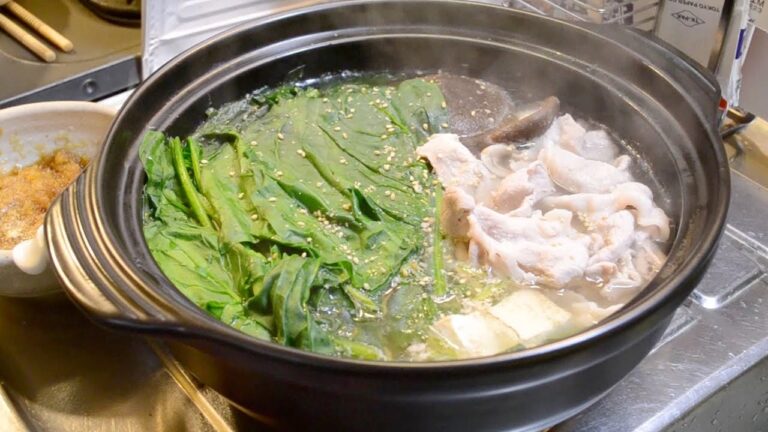 豚肉とほうれん草の相性抜群、常夜鍋の作り方　　How to make shabu-shabu like hotpot dish with pork and spinach