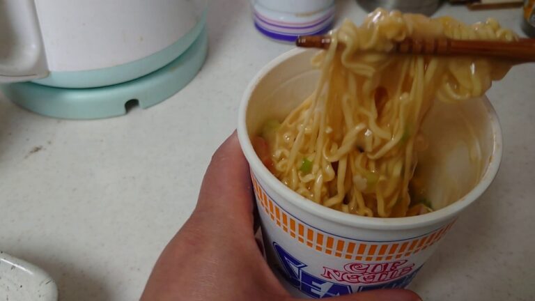 あんかけカップヌードル　すぐできるズボラ飯