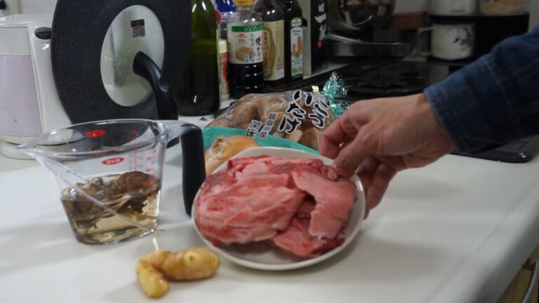 玉ねぎで煮込む牛すじ煮込み