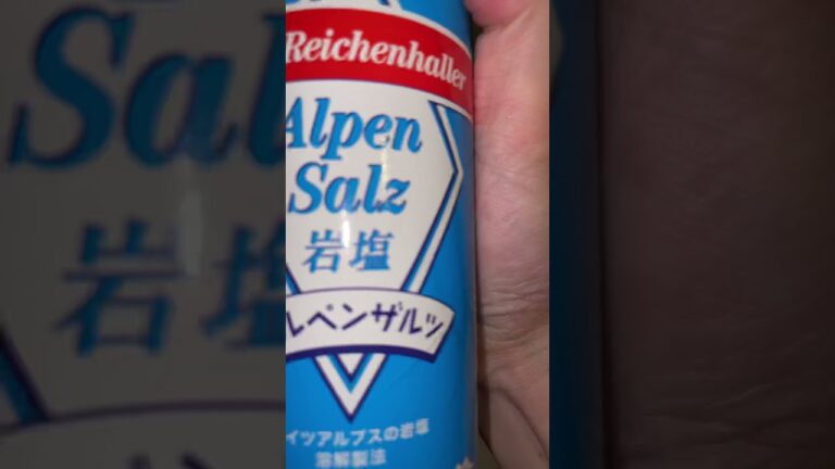 酢飯に興奮しながら刺身を食う男