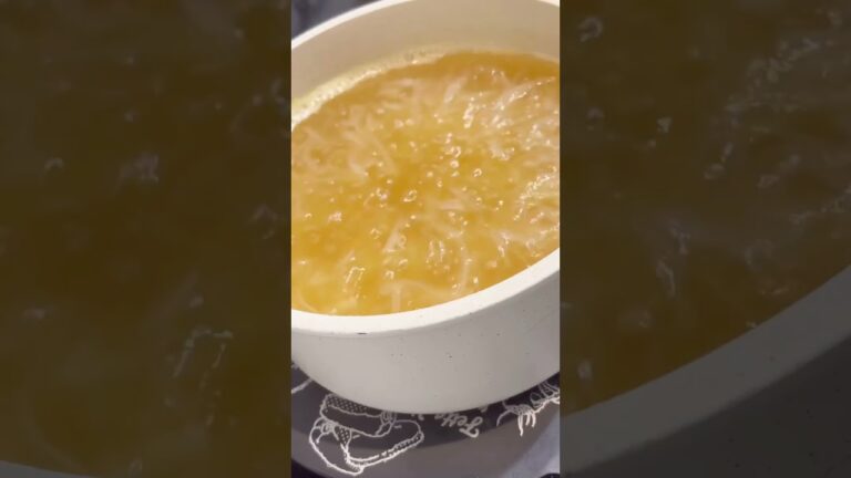 【レンジ使うと簡単！オニオンスープ】煮込むの大変やけどこれなら楽ちん！