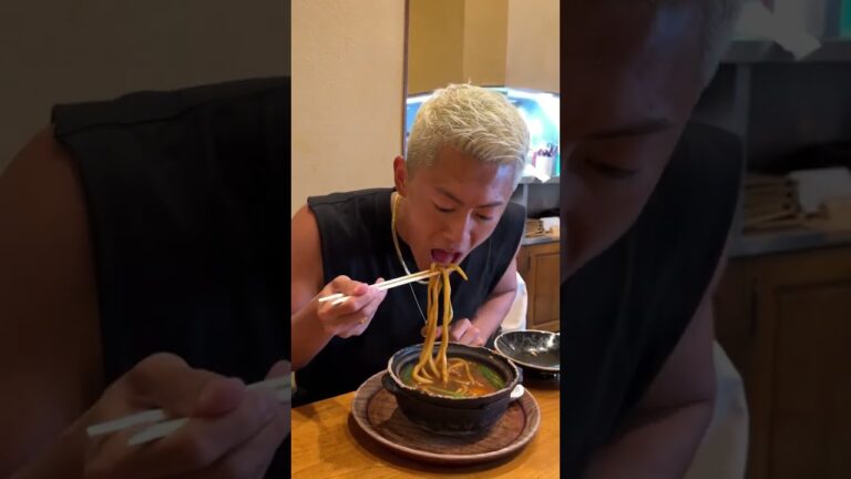 初めて味噌煮込みうどんを食べた男www
