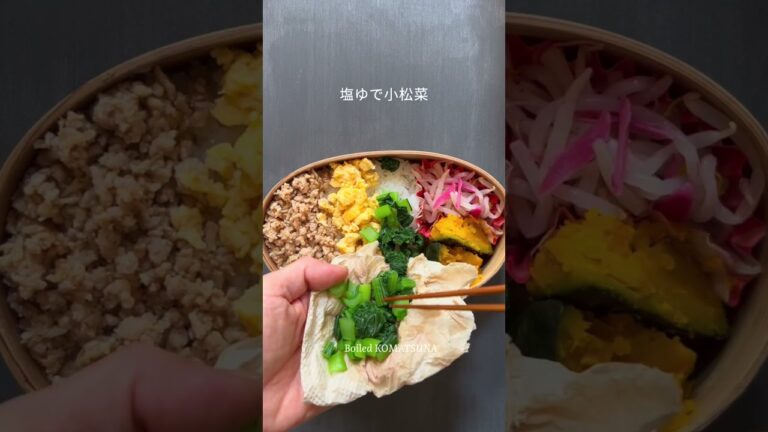 三色そぼろ丼弁当を盛り付ける