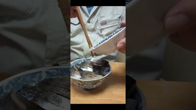 【炙り〆鯖丼】酢飯にきんぴら！これも旨い。