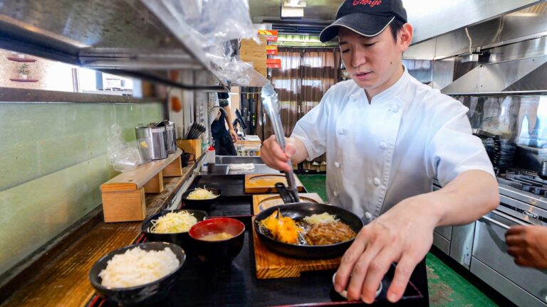 驚異の爆速提供！注文からわずか３０秒で出てくるコスパ最強ハンバーグ店にサラリーマンがすいこまれる。。