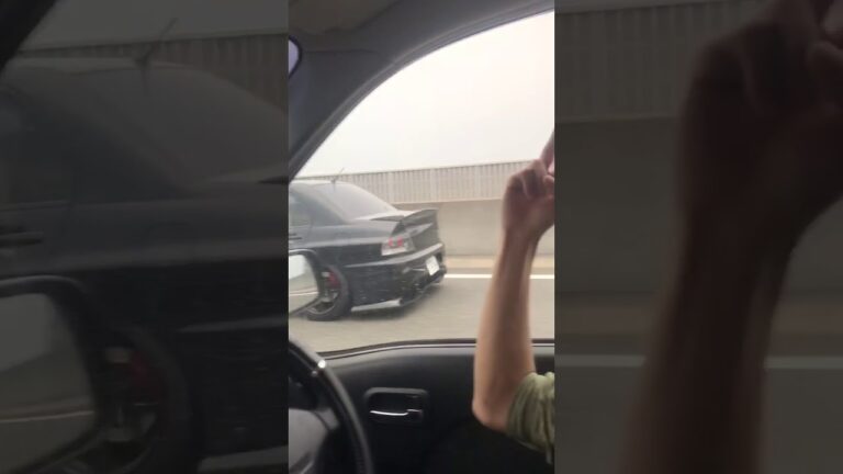 高速道路を走る遅いランエボ