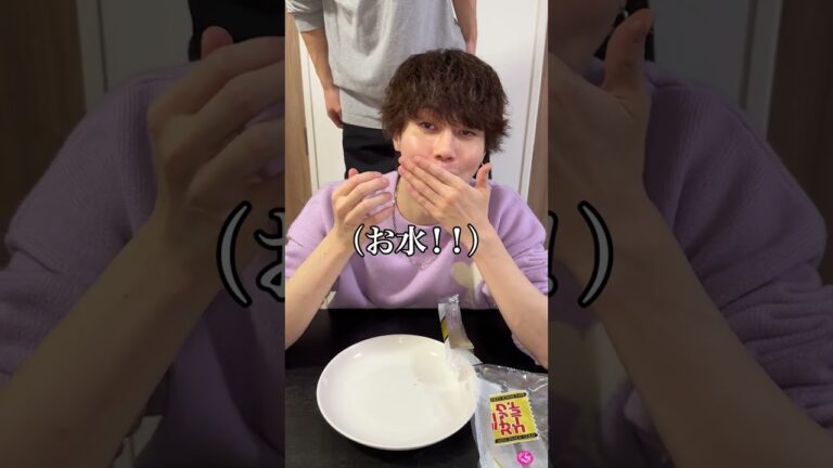 親友にミニ左どっちで選んだ方を一口で食べさせてみたww