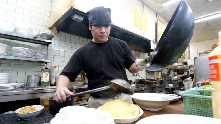 大食いアニキが殺到！厨房を一人でブン回す中華職人が作るボリューム食堂