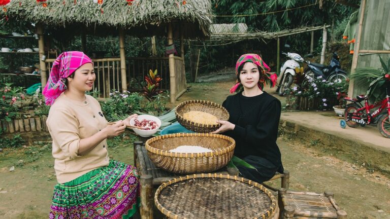 Making the pastry shell from forest leaves is a best-selling pastry at the Tet market.