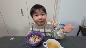 大人顔負け‼️！ステーキ丼が美味しすぎて箸が止まらない3歳boy👦🥣