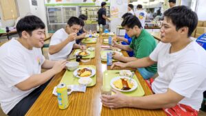 柔道部86人分をワンオペ調理！米300合が一瞬で消える天理大学寮めしがヤバ過ぎた丨Judo Club Dormitory Cafeteria