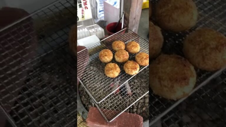 （＾ω＾）閖上朝一の味噌屋さんの焼きおにぎり🍙😂🍙仙台味噌の香りがにゃんとも言えなかったな⤴️😂⤴️また閖上朝一行ったらリピ買いします😋だって美味しいんだもん🎵😂🎵