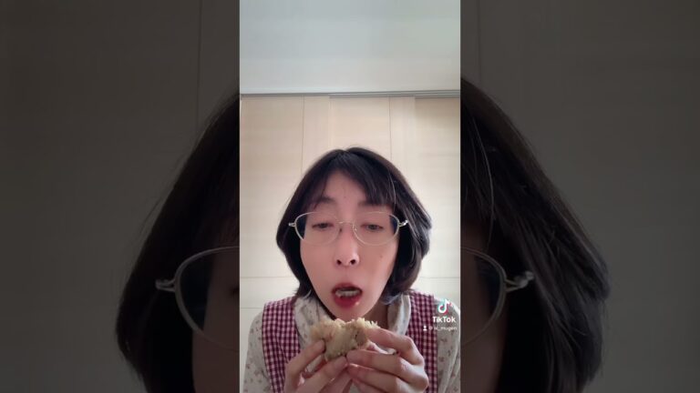 炊き込みご飯おにぎり🍙食べてる動画