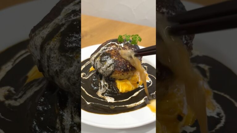 肉汁が噴水のように飛び出てくるハンバーグオムライス！