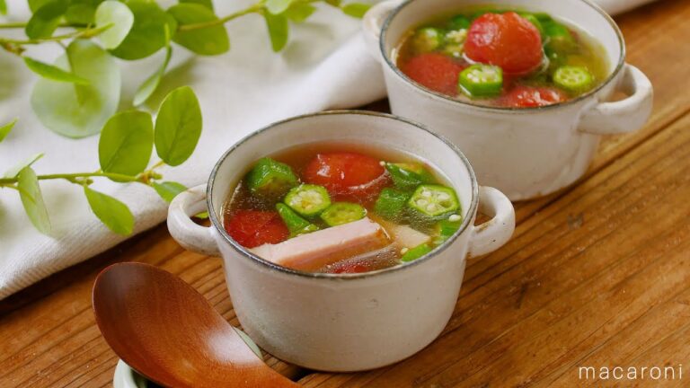 【オクラとトマトのコンソメスープ】野菜をたっぷり摂れる！オクラ、トマト、ベーコンを使うシンプルなコンソメスープ♪｜macaroni（マカロニ）