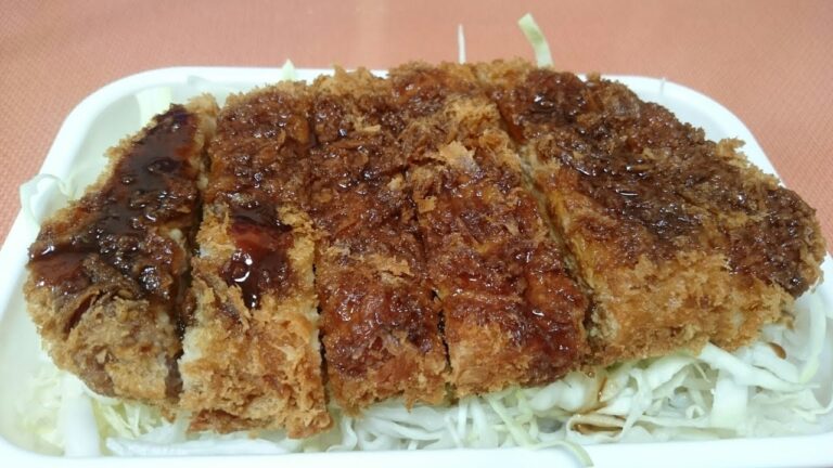 【おやじ特製ソースのソースカツ丼弁当🐷】美味しく出来ました❗甘めでスパイシーなソース💕厚切りカツだけどお値段込み込み400円❗