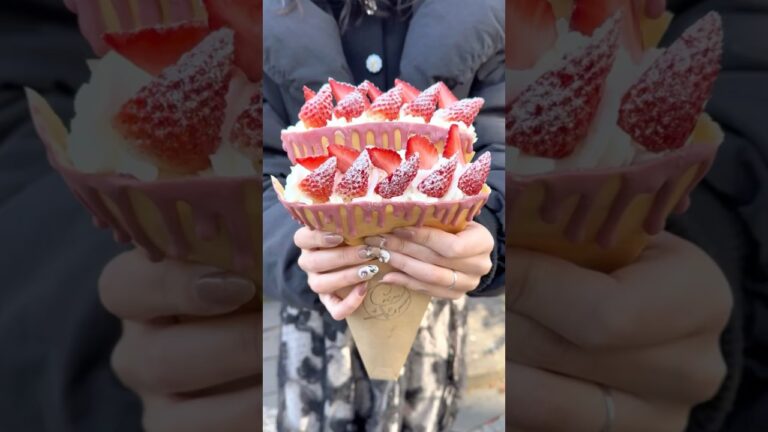 【まるでいちごが溶け出した激かわパリパリクレープ🍓】 #表参道カフェ #東京グルメ #クレープ