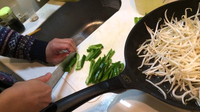 もやしとピーマンの野菜炒め　yatsutabeaクッキング