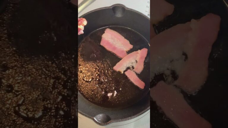 【ASMR】ベーコンと卵を焼くだけの主夫。Shufu bakes bacon and eggs　#asmr #shorts #料理