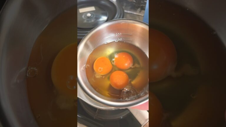 沸騰した湯に生卵を入れる‼️ #うどん #卵 #家庭料理 #料理