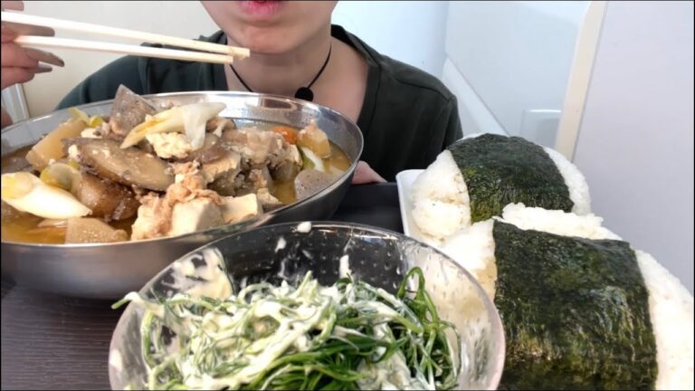【ASMR 咀嚼音】豚汁とおかひじきと酢飯おにぎり！Miso soup with pork and vegetables vinegar rice rice ball！