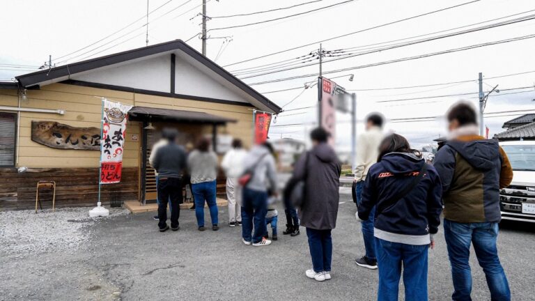総重量８キロ桶うどん。開店前から大行列ができる爆量肉汁うどん店の昼営業に密着する！
