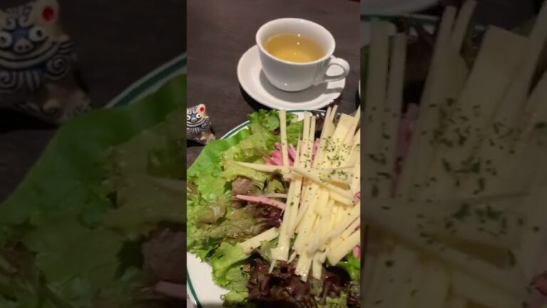 山盛りハムチーズサラダとシーサー