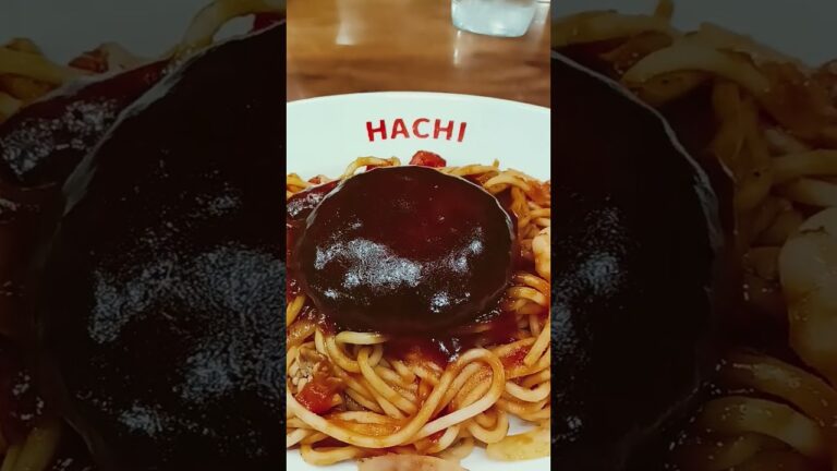 ハンバーグナポリタン（1600円）、仙台駅中、ハチ。甘さと酸味がおいしいトマトソース、タバスコとチーズをかけても有り