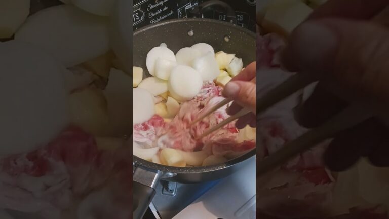 今日は大根を使った肉じゃがと焼き鮭です④ 具材の大根・豚肉・じゃがいも・玉ねぎを炒めます🍳大根と肉じゃがは相性抜群です✨ #shorts