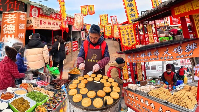 烟火升腾的北京沙河大集｜卤煮火烧浓汤翻滚，烤串炭火爆香，熏肉大饼层层酥脆，吊炉蜂蜜烧饼芝麻甜润，沈阳鸡架嗦骨过瘾，锅包肉金黄酸甜，冰糖葫芦晶莹脆响