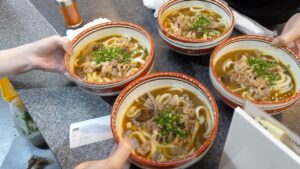 深夜にできる大行列！圧倒的にカレーうどんが注文される讃岐最強うどん店