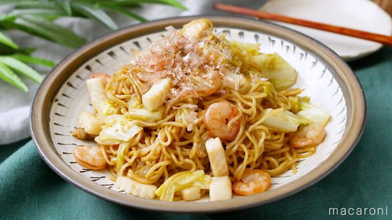 【シーフードミックスの海鮮焼きそば】シーフードミックスの解凍方法もご紹介！ソースの粉ではなく中濃ソースやしょうゆで味付け♪｜macaroni（マカロニ）