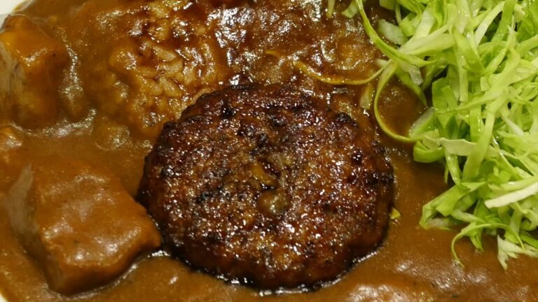 基礎がしっかり作られた絶品ハンバーグビーフカレーに心惹かれる / マーブル